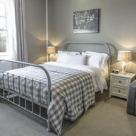The Saracens Head Bed & Breakfast Stafford Exterior photo